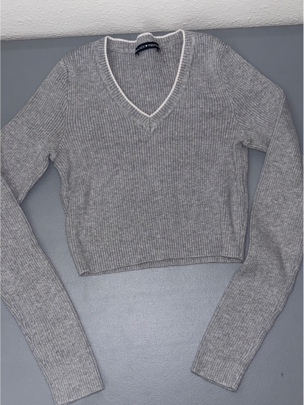 Brandy Melville Gray Ribbed Cropped V-Neck Sweater Long Sleeve Contrast Trim
